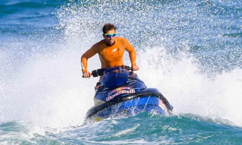 
				
					De macacão amarelo, Lucas Chumbo confunde ao andar de 'Jet Ski'; FOTOS
				
				