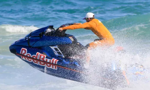 
				
					De macacão amarelo, Lucas Chumbo confunde ao andar de 'Jet Ski'; FOTOS
				
				