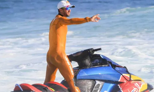 
				
					De macacão amarelo, Lucas Chumbo confunde ao andar de 'Jet Ski'; FOTOS
				
				