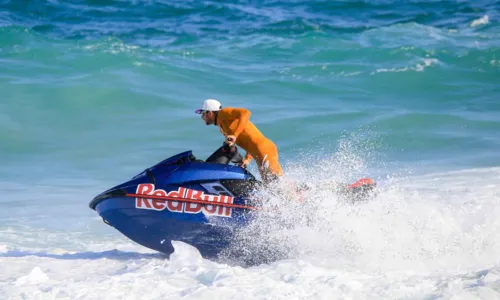 
				
					De macacão amarelo, Lucas Chumbo confunde ao andar de 'Jet Ski'; FOTOS
				
				