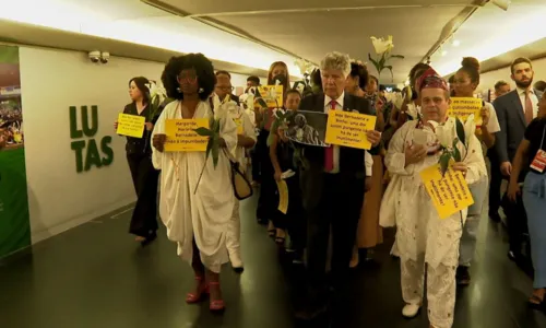 
				
					Deputados fazem cortejo em homenagem a Mãe Bernadete em Brasília
				
				