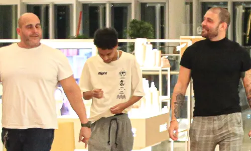 
				
					Diogo Nogueira faz rara aparição com filho em shopping; FOTOS
				
				