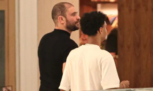 
				
					Diogo Nogueira faz rara aparição com filho em shopping; FOTOS
				
				