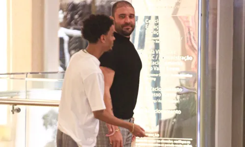 
				
					Diogo Nogueira faz rara aparição com filho em shopping; FOTOS
				
				