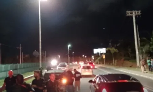 
				
					Dois suspeitos morrem em confronto com a polícia na Avenida Paralela
				
				