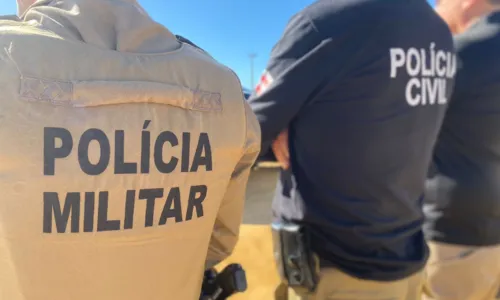 
				
					Duas pessoas são encontradas mortas em frente a condomínio na BA
				
				