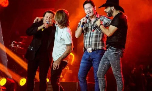 
				
					Edson e Giovani comemoram aniversários durante show em São Paulo; FOTOS
				
				