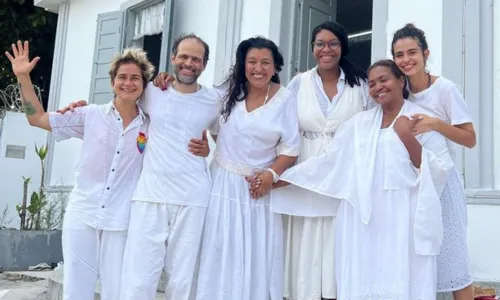 
				
					Em Salvador, Regina Casé e Nanda Costa visitam Terreiro do Gantois
				
				