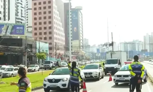 
				
					Engavetamento entre seis carros provoca lentidão na Avenida ACM
				
				