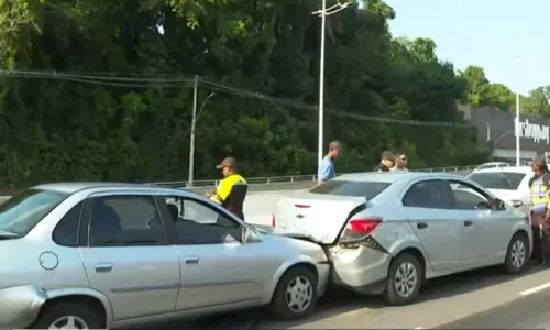 
				
					Engavetamento entre seis carros provoca lentidão na Avenida ACM
				
				