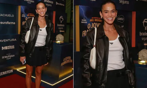 
				
					Estrela de 'Besouro Azul', Bruna Marquezine confere musical no RJ
				
				