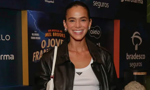 
				
					Estrela de 'Besouro Azul', Bruna Marquezine confere musical no RJ
				
				