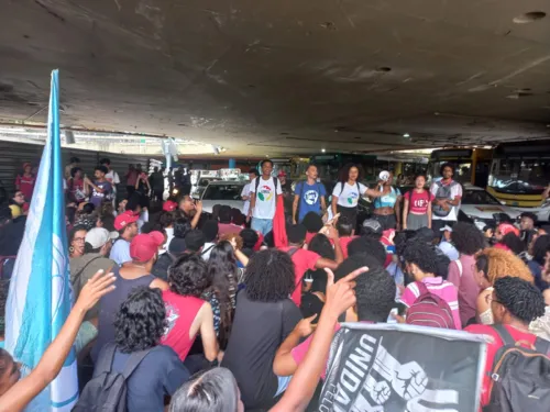 
				
					Estudantes protestam contra aumento da passagem de ônibus
				
				