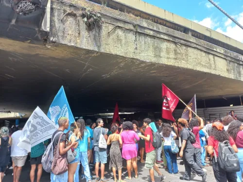 
				
					Estudantes protestam contra aumento da passagem de ônibus
				
				