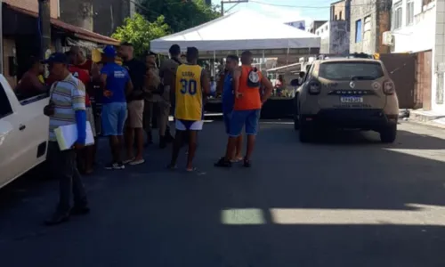 
				
					Evento clandestino é desmontado em bairro de Salvador
				
				