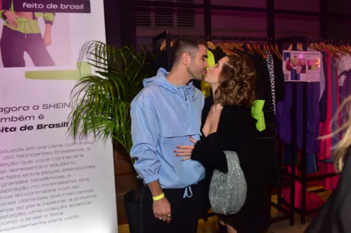 
				
					Evento fechado tem beijões de ex-BBBs e presença de outros famosos
				
				