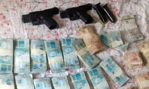 
				
					Ex-PM flagrado com armas e R$ 260 mil é solto após pagamento de fiança
				
				