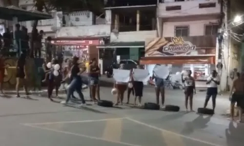 
				
					Família protesta por prisão de suspeito de feminicídio em Massaranduba
				
				