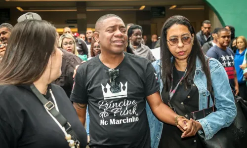 
				
					Familiares e amigos prestam homenagens a MC Marcinho durante velório
				
				