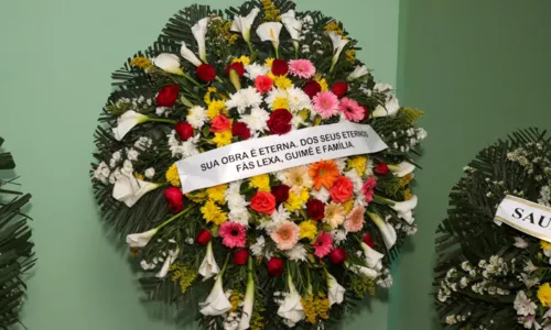 
				
					Familiares e amigos prestam homenagens a MC Marcinho durante velório
				
				