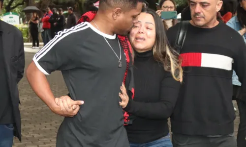 
				
					Familiares e amigos prestam homenagens a MC Marcinho durante velório
				
				