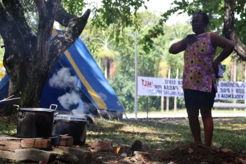 
				
					Famílias acampam no CAB e pressionam governo por assentamento
				
				