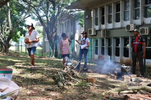 
				
					Famílias acampam no CAB e pressionam governo por assentamento
				
				