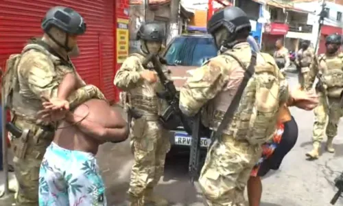 
				
					Famílias são feitas reféns no Alto das Pombas, em Salvador
				
				