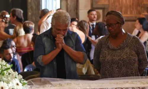 
				
					Famosos se emocionam durante velório de Léa Garcia no Rio de Janeiro; FOTOS
				
				