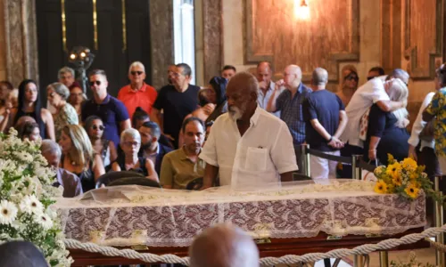 
				
					Famosos se emocionam durante velório de Léa Garcia no Rio de Janeiro; FOTOS
				
				