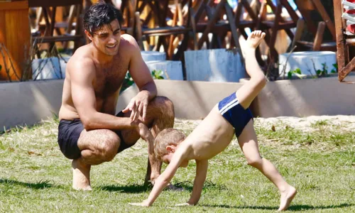 
				
					Felipe Simas curte praia com a família e tem momento paizão no RJ
				
				