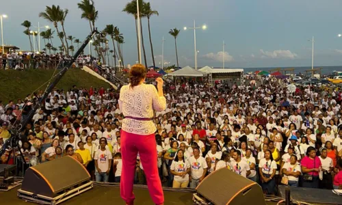 
				
					Festival Canto pela Paz reúne centenas de pessoas na orla de Salvador
				
				