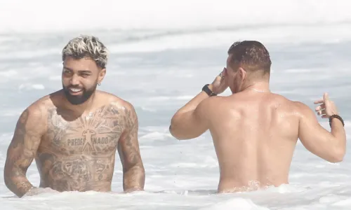 
				
					Gabigol aproveita tarde de sol ao lado de ex-paquito; FOTOS
				
				