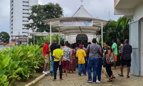 
				
					Garota baleada após casa ser invadida em Mata Escura é enterrada
				
				