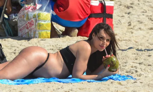 
				
					Grávida, Fernanda Lacerda aproveita dia de sol na praia de Copacabana
				
				