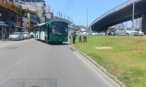 
				
					Grupo de rodoviários faz protesto e bloqueia avenida de Salvador
				
				