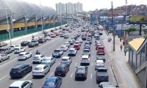 
				
					Grupo de rodoviários faz protesto e bloqueia avenida de Salvador
				
				