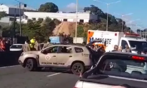 
				
					Guarda municipal é baleado após troca de tiros na BR-324, em Salvador
				
				