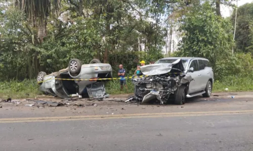 
				
					Homem morre após carro bater de frente com outro na BR-101 na BA
				
				