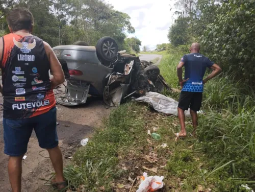 
				
					Homem morre após carro bater de frente com outro na BR-101 na BA
				
				