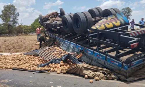 
				
					Homem morre e carga de coco é espalhada na BR-020 após capotamento
				
				