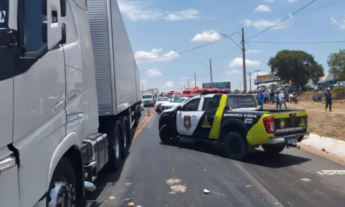 
				
					Homem morre e carga de coco é espalhada na BR-020 após capotamento
				
				