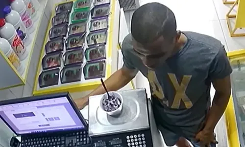 
				
					Homem se passa por cliente, toma açaí e assalta lanchonete em Salvador
				
				