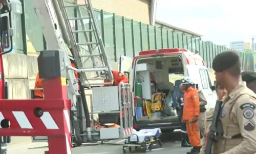 
				
					Homem sobe no teto do BRT no Iguatemi e arremessa placas de metal
				
				