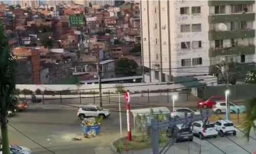 
				
					Homens armados assaltam farmácia no bairro da Federação, em Salvador
				
				