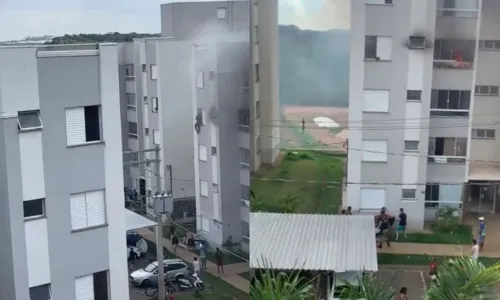 
				
					Idosos pulam do 4º andar após neta de castigo incendiar apartamento
				
				