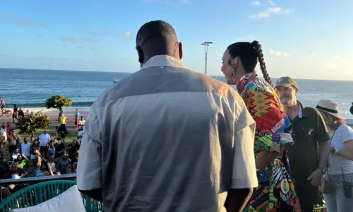 
				
					Ivete Sangalo e Thiaguinho cantam para fãs durante gravação em trio
				
				