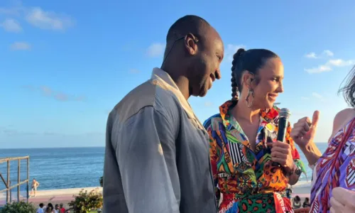 
				
					Ivete Sangalo e Thiaguinho cantam para fãs durante gravação em trio
				
				