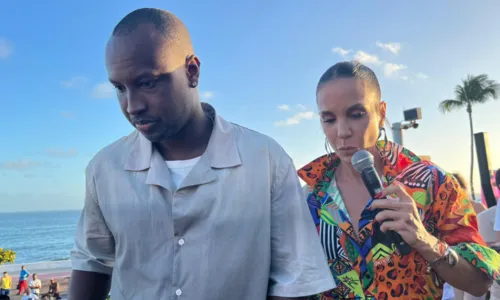 
				
					Ivete Sangalo e Thiaguinho cantam para fãs durante gravação em trio
				
				