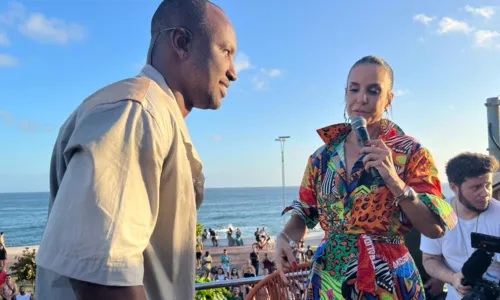 
				
					Ivete Sangalo e Thiaguinho cantam para fãs durante gravação em trio
				
				